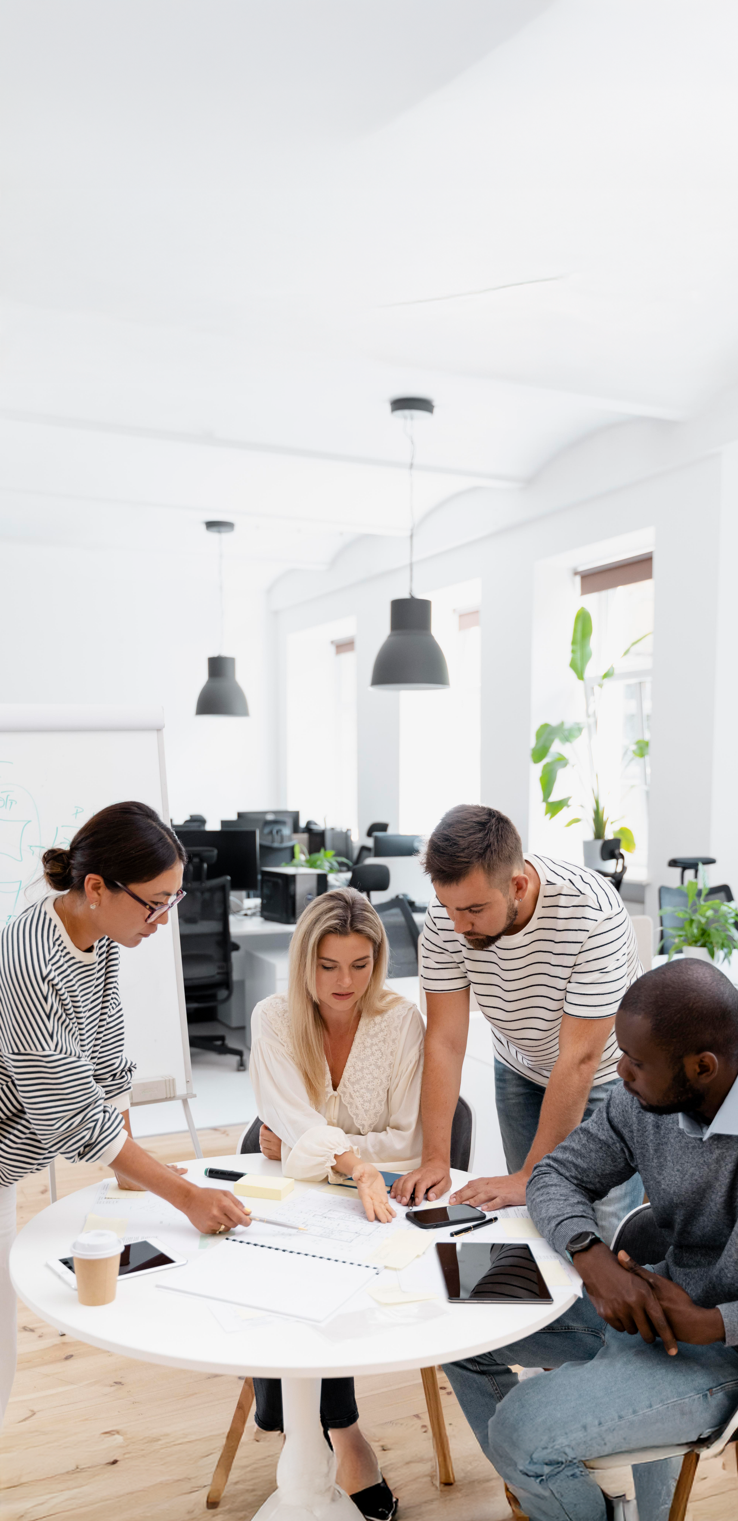 close-up-young-colleagues-having-meeting Control Horario 2025