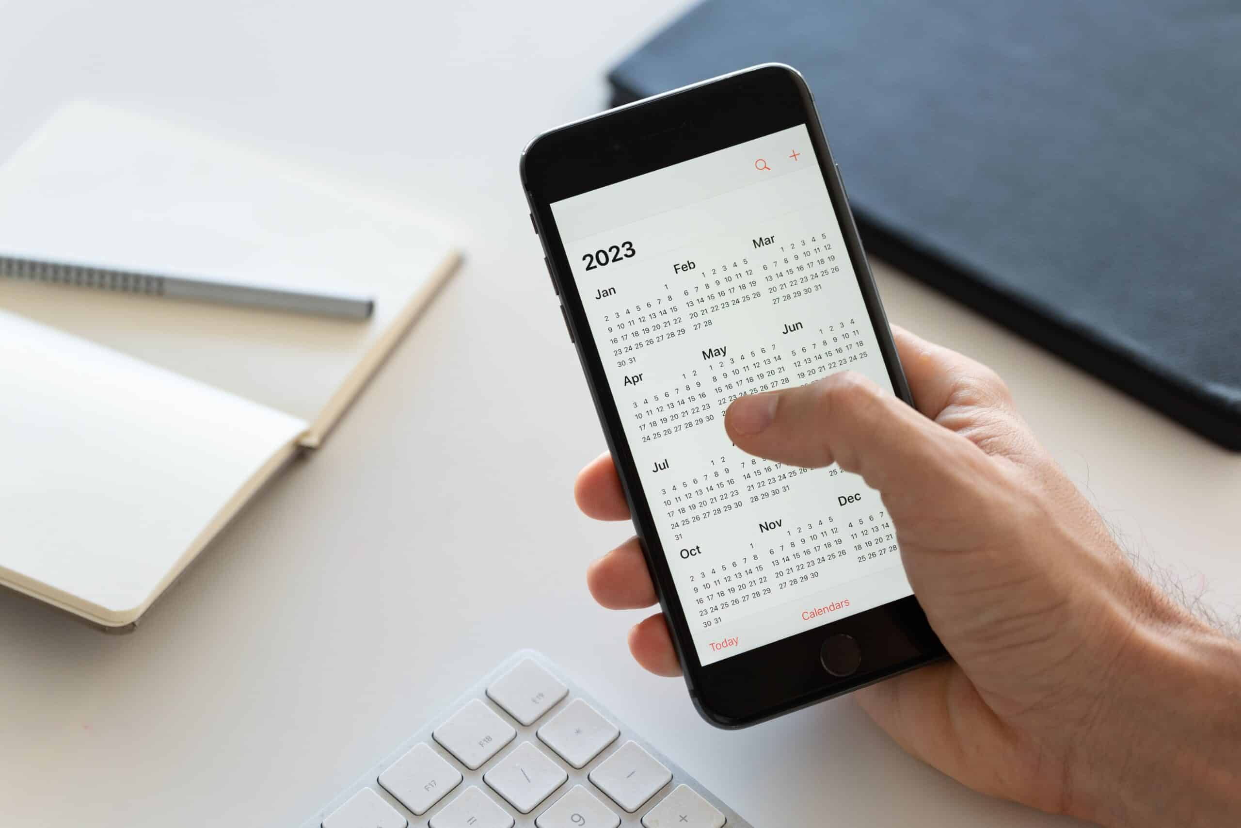 Teléfono móvil mostrando una aplicación de calendario con planificación de turnos laborales