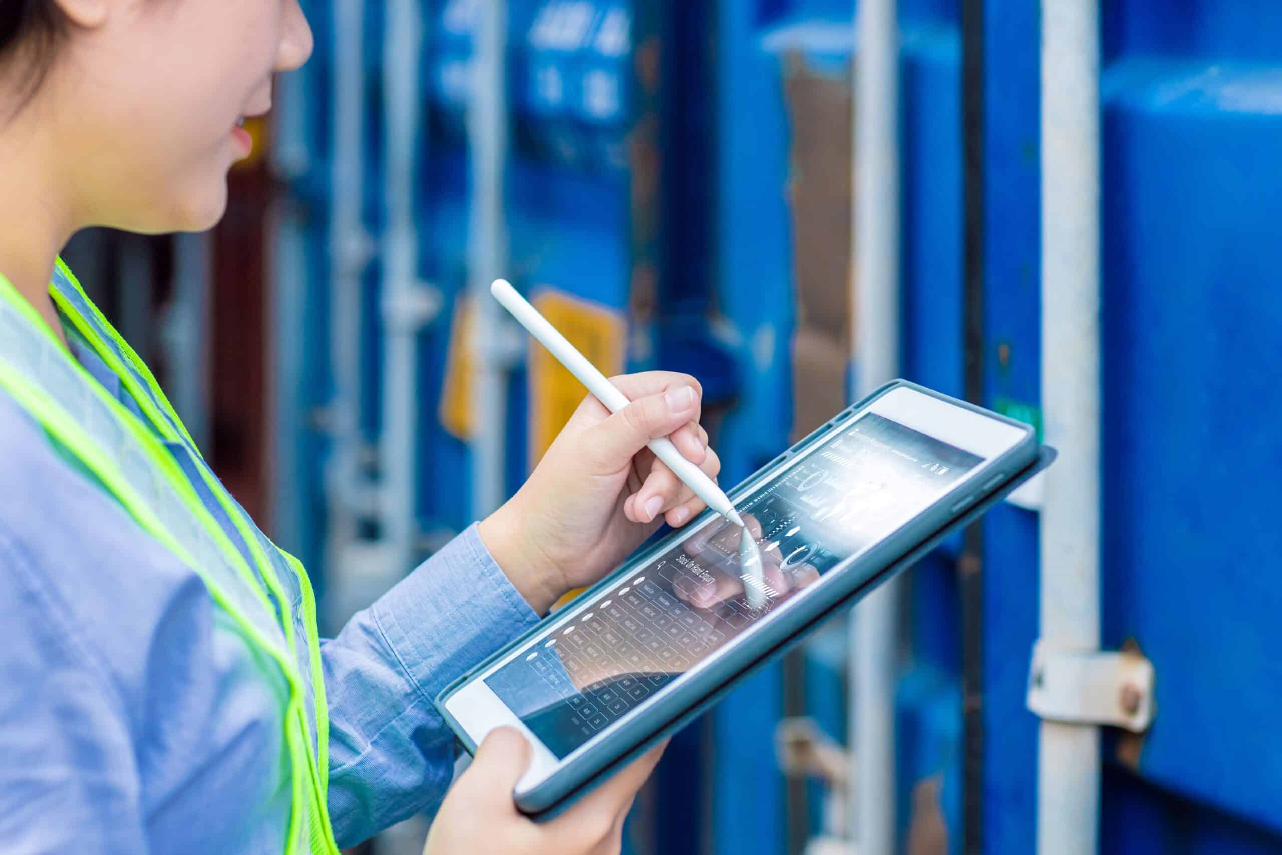 Operarios en línea de producción utilizando software centros de coste para gestionar y optimizar tiempos y recursos.