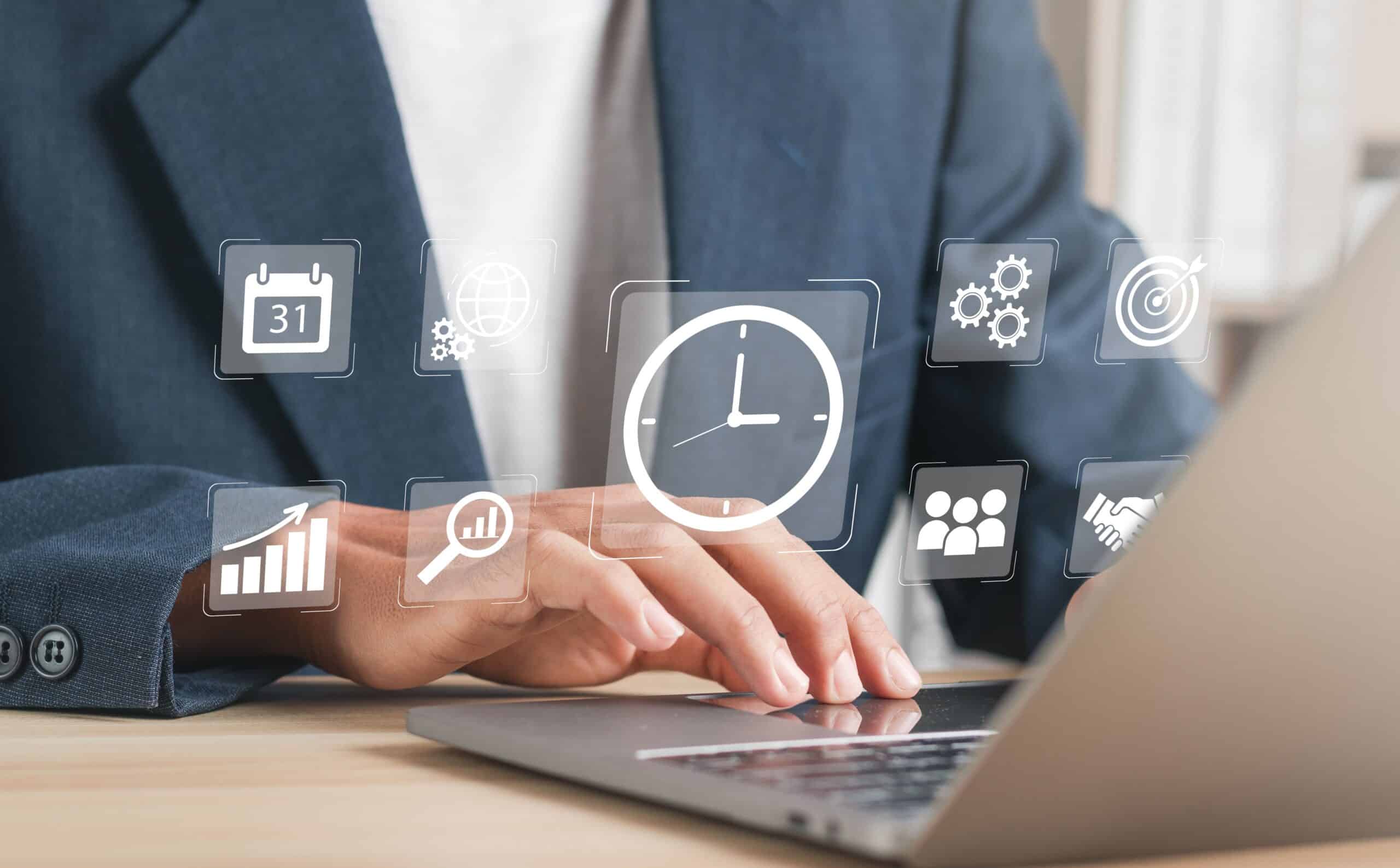 Interfaz de software de control horario mostrando el registro de fichajes y gestión del tiempo de empleados en tiempo real