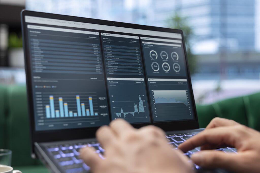 Pantalla de software mostrando generación de informes personalizados con gráficos y datos en tiempo real