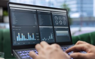 Ordenador mostrando gráficos, tablas e indicadores de datos de RRHH en pantalla, representando análisis y visualización de información estratégica.