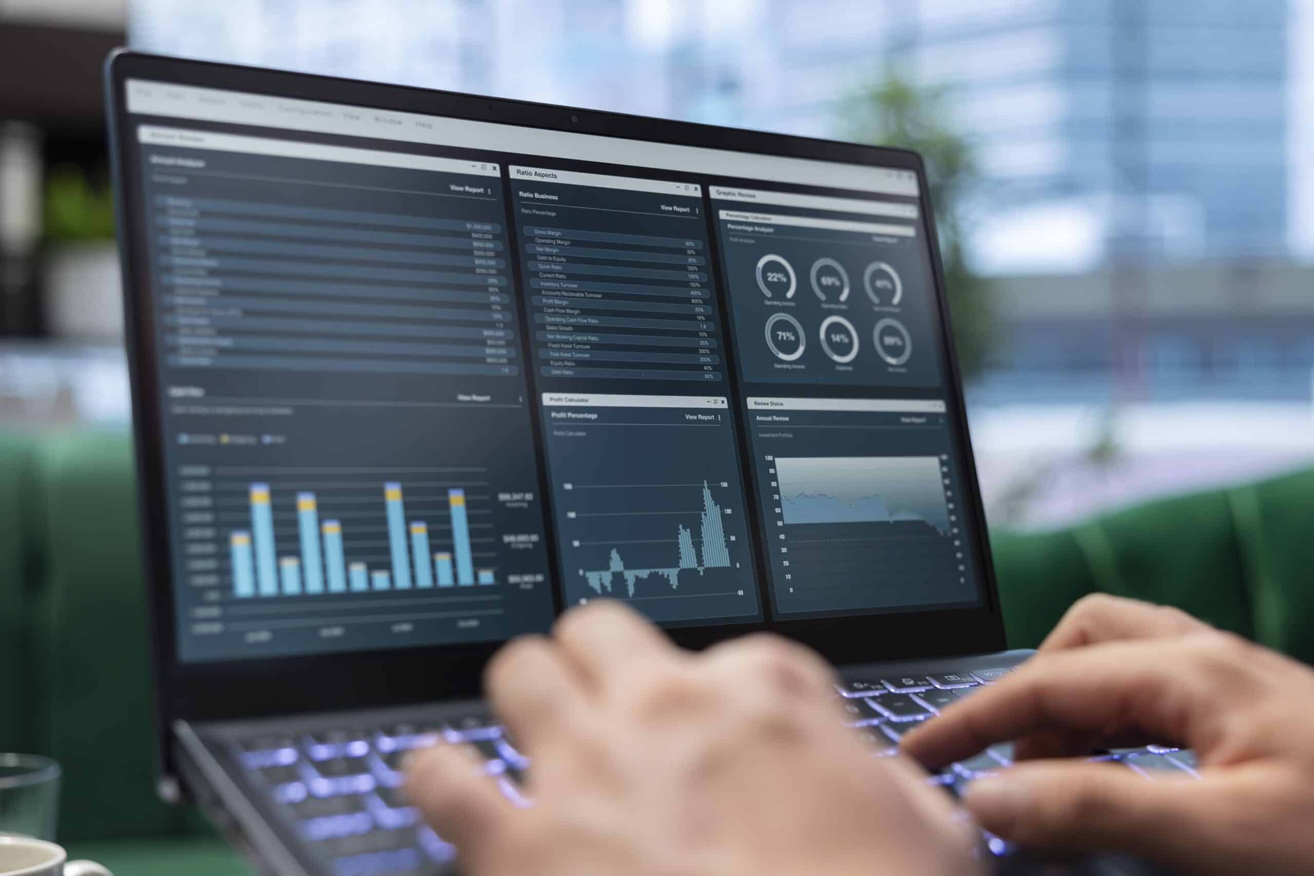 Ordenador mostrando gráficos, tablas e indicadores de datos de RRHH en pantalla, representando análisis y visualización de información estratégica.